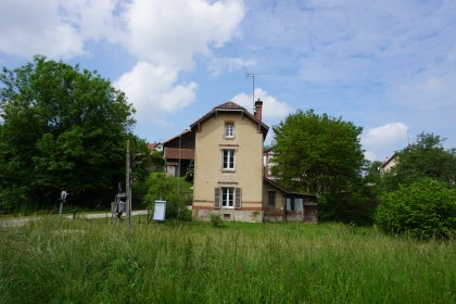 Geavanceerd voorraad Lengtegraad HuisRaad, biedt stationshuis te koop aan in noord Frankrijk, in de  Argonnen, Ardennen, Meuse en Marne met 1143 m2 grond.